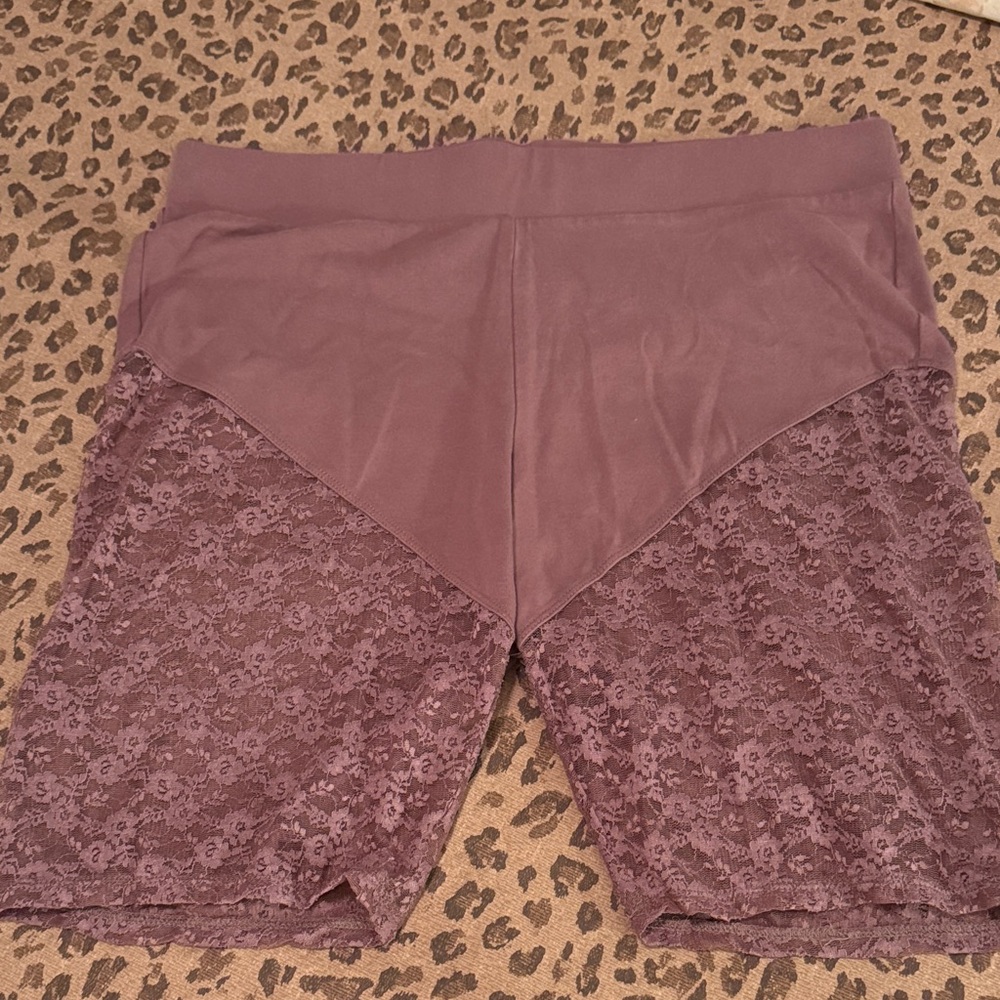 🐷 🆕 Torrid High-Waist Lace Panel Biker Shorts